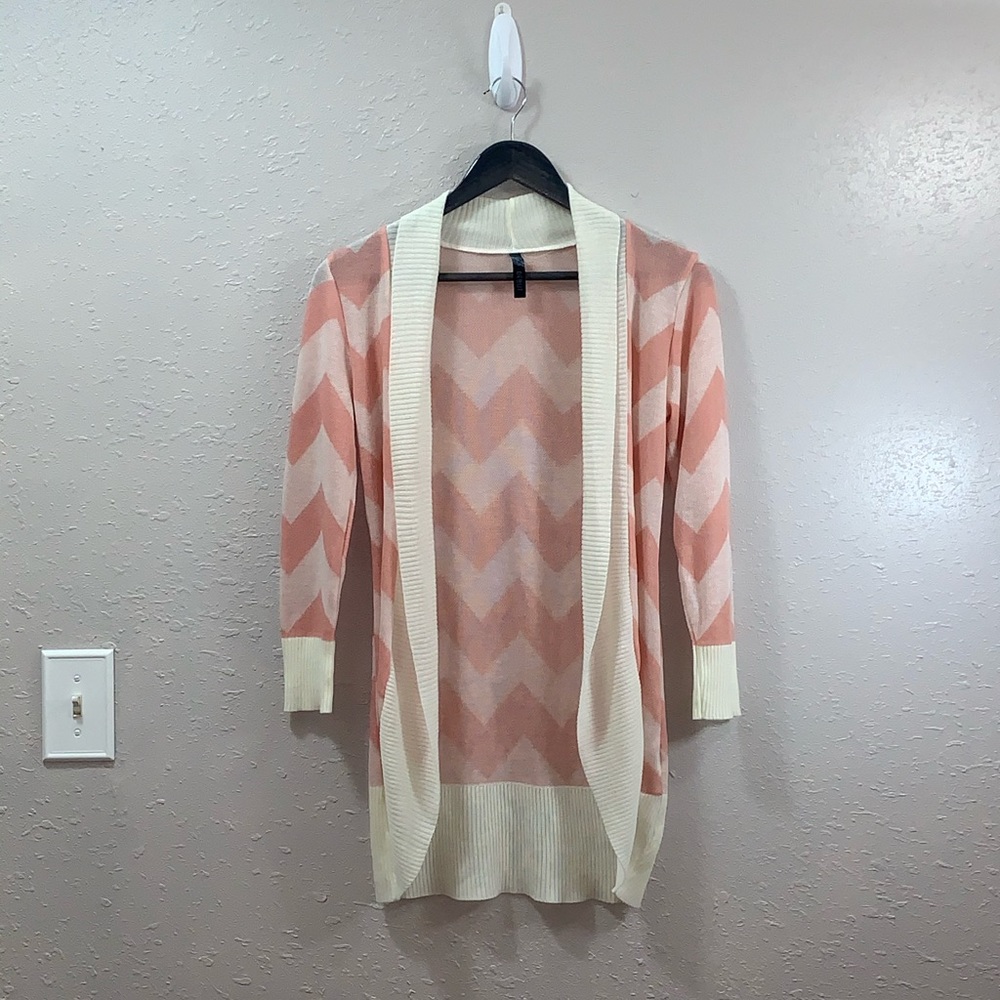 3/4 sleeve pink and cream chevron cardigan size sm